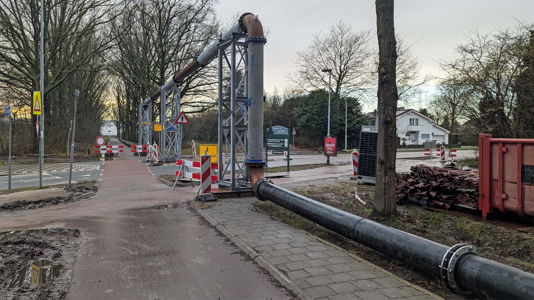 Wat zijn dat voor buizen aan de zuidkant van Acht?